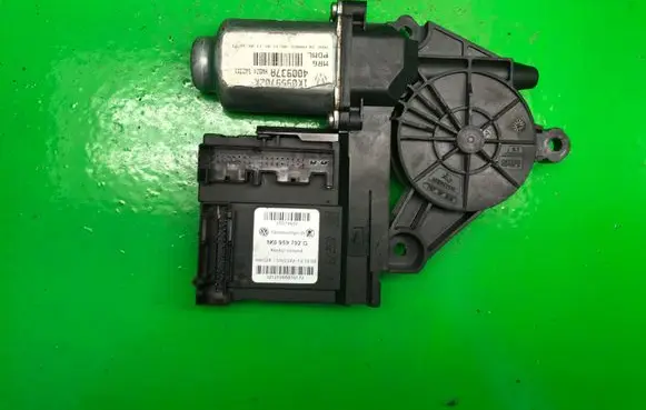 Volkswagen Jetta V Front door window regulator motor 1K0959702K 1K0959792G