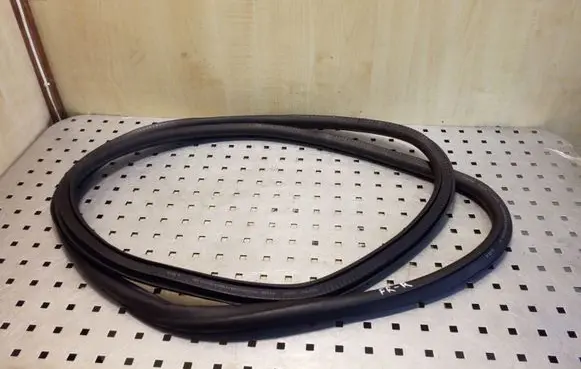Front door rubber seal