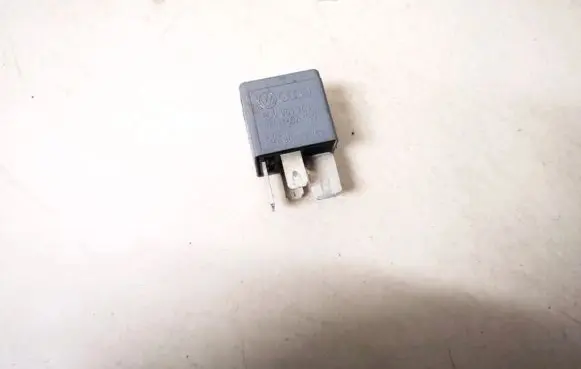 Volkswagen PASSAT B5 Other relay 8d0951253 v23134-j52-x300