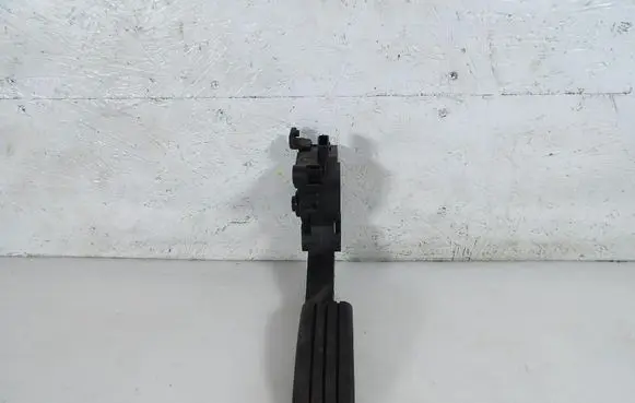 Accelerator throttle pedal
