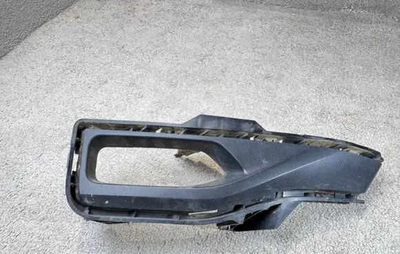 Nissan Leaf II (ZE1) Front fog light trim/grill 622575SK0B