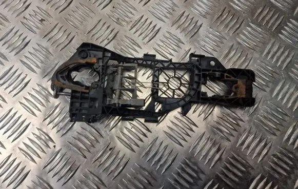 Volkswagen PASSAT B6 Front door exterior handle/bracket 3C0837885J