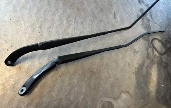 Renault Captur Front wiper blade arm 288815068R 288868681R