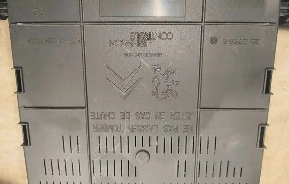 Peugeot RCZ Fuse module 281197595