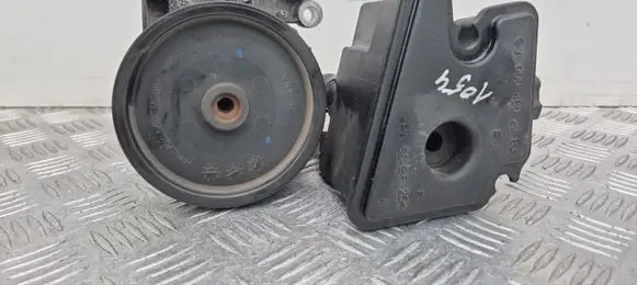 Mercedes-Benz E C207 W207 Power steering pump A0054668101