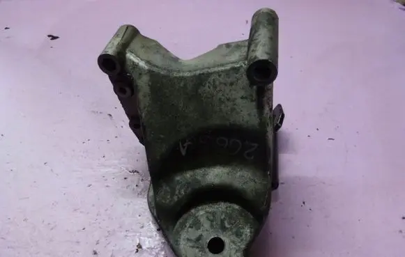 Volkswagen Touareg I Engine mounting bracket C70199308B