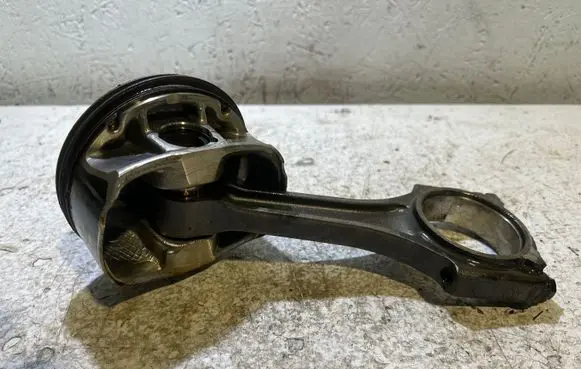 Dodge Challenger Piston with connecting rod