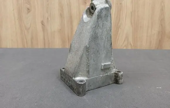 Mercedes-Benz E A207 Engine mounting bracket 2712232304 A2712232304