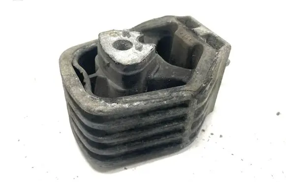 Mercedes-Benz B W245 Engine mount bracket