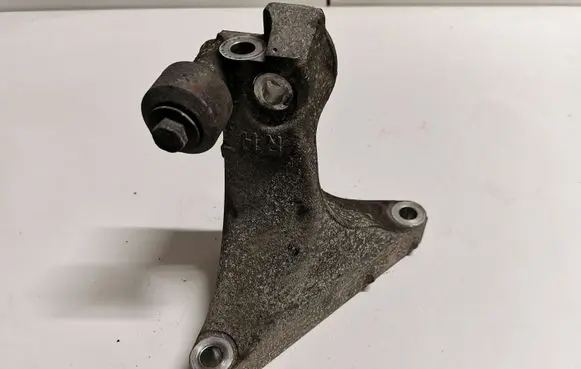 Subaru Outback (BS) Engine mounting bracket