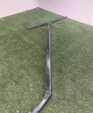 Toyota Prius+ (ZVW40) Front wiper blade arm 7805