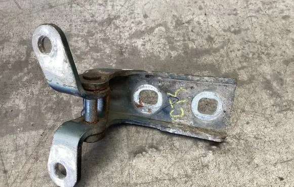 Cadillac CTS Front door upper hinge AS121