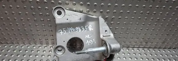 Engine mounting bracket