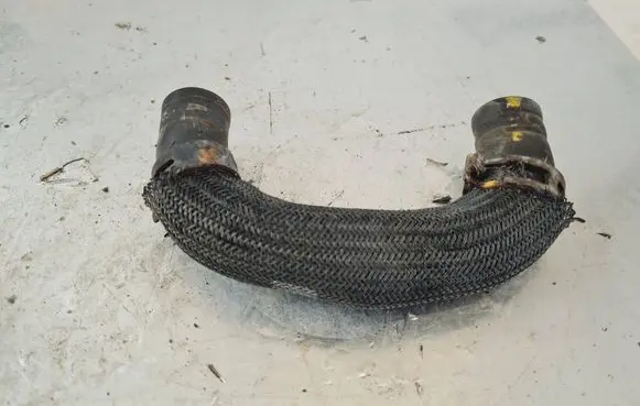 Nissan Leaf I (ZE0) Electric car engine cooling hoses/pipes 