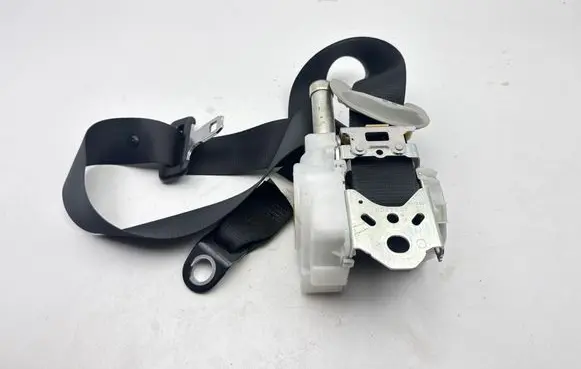 Toyota Auris E180 Front seatbelt N088601