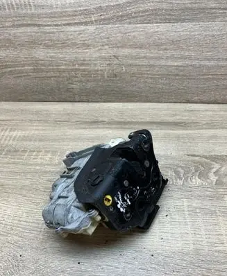 Volkswagen PASSAT B6 Rear door lock 3C4839015A