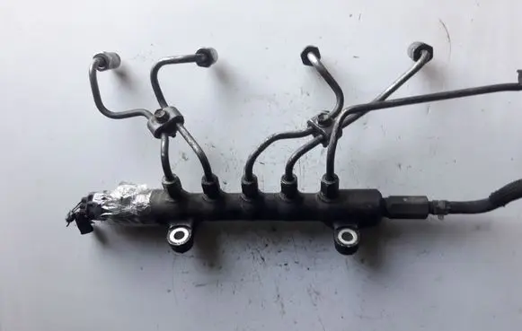 Toyota Avensis T250 Fuel distributor 