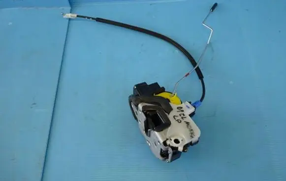 Opel Mokka Front door lock