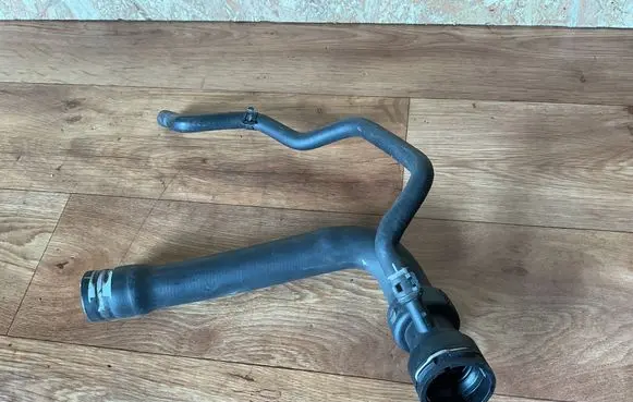 Engine coolant pipe/hose