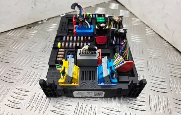 Opel Mokka B Fuse module 9855665180