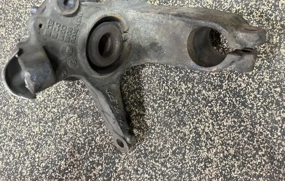Ford C-MAX I Front wheel hub spindle knuckle 3M513K170