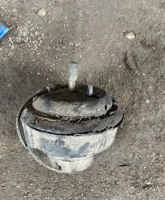 Volvo XC70 Engine mount bracket