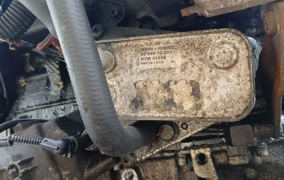 Opel Zafira B Engine oil radiator 5989070231