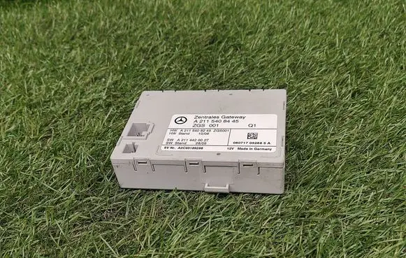 Mercedes-Benz E W211 Gateway control module A2115408445 A2115408245