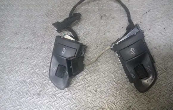 Steering wheel buttons/switches