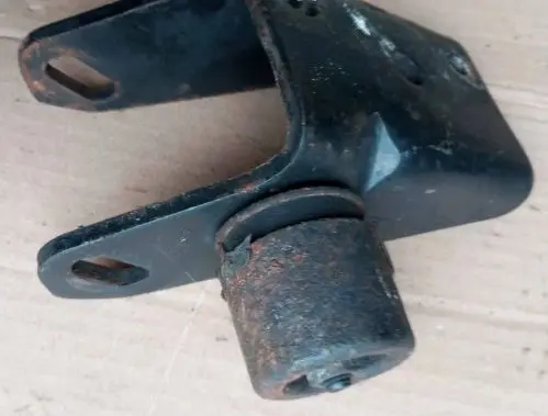Toyota Corolla Verso E121 Engine mounting bracket