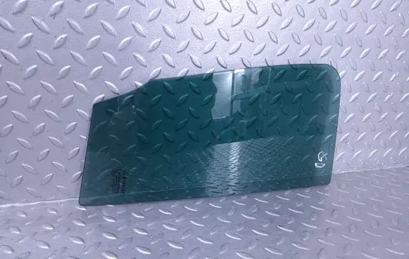 Renault Clio III Rear vent window glass 8200674056