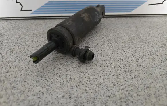 BMW 5 E39 Headlight washer pump 8377613