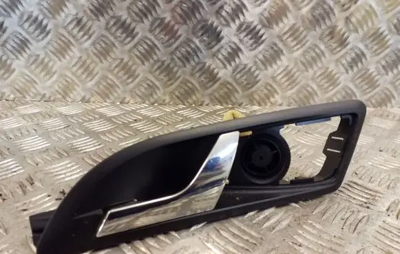 Skoda Octavia Mk2 (1Z) Front door interior handle 1Z0837247