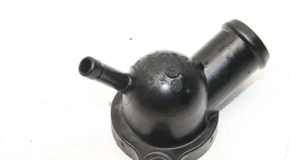 Volkswagen PASSAT B8 Engine coolant pipe/hose 04L121131AA