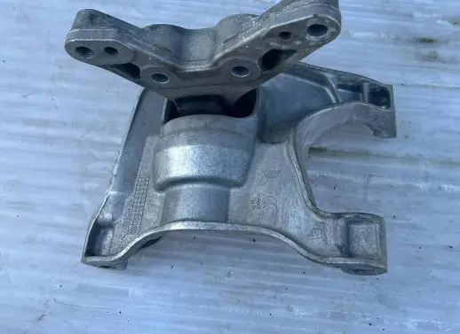 Peugeot 308 Engine mounting bracket
