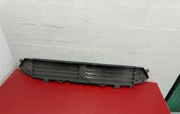 Chrysler Pacifica Intercooler air guide/duct channel 68438679AD