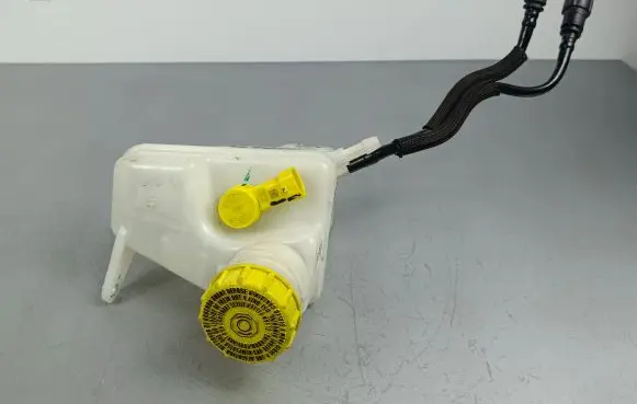 Brake fluid reservoir