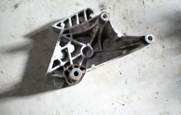 Volkswagen Touran I Engine mounting bracket 03G199207A