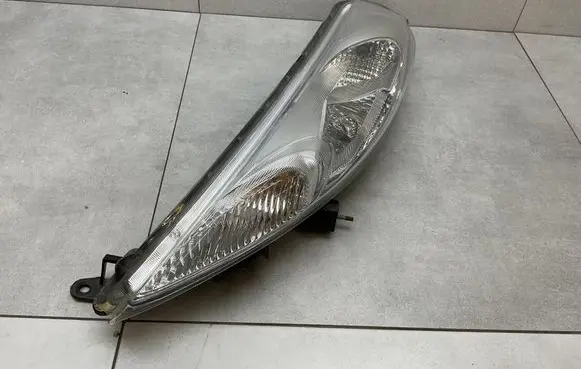 Nissan Juke I F15 Headlight/headlamp