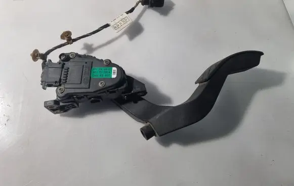 Volkswagen PASSAT B5 Accelerator throttle pedal 8D1721523A
