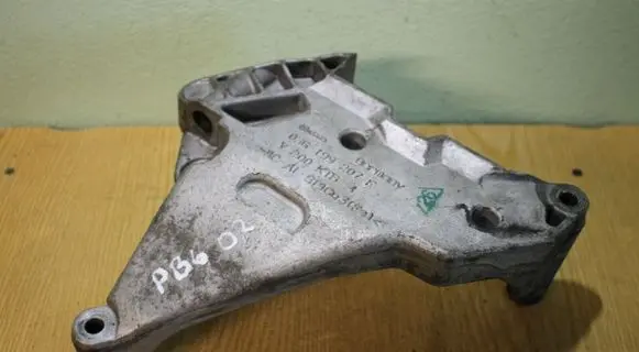 Volkswagen PASSAT B6 Engine mounting bracket 03G199207F