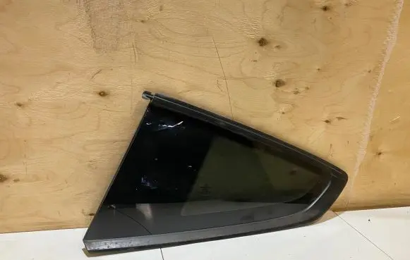 Ford Mustang VI Rear side window JR3B6329701AB