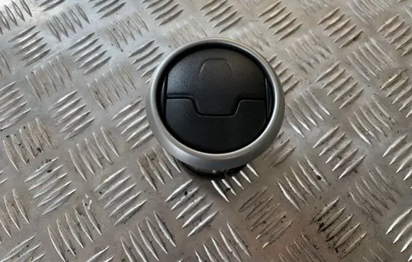 Nissan Qashqai Dash center air vent grill 68760JD10A