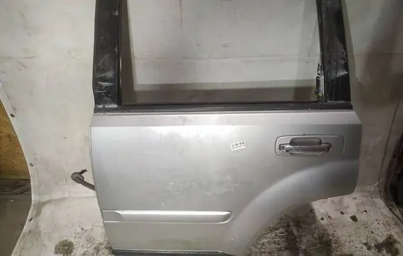 Nissan X-Trail T30 Rear door pilkos
