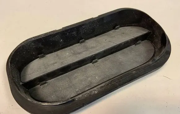 Quarter panel pressure vent