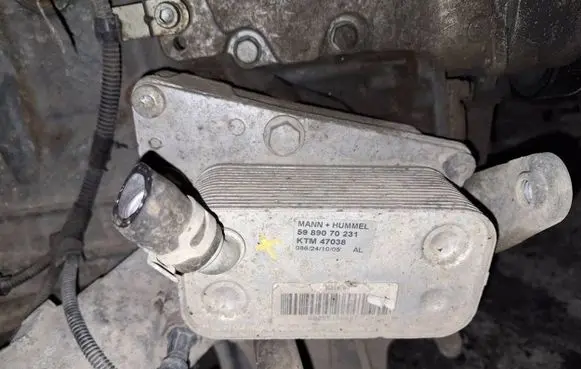 Opel Zafira B Engine oil radiator 5989070231