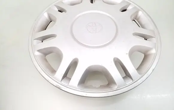 Toyota Avensis T250 R14 wheel hub/cap/trim 
