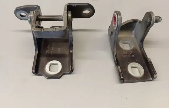 Audi Q7 4M Front door upper hinge A046574