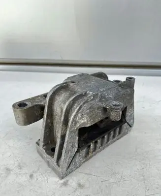 Volkswagen PASSAT B6 Engine mount bracket 1K0199262P