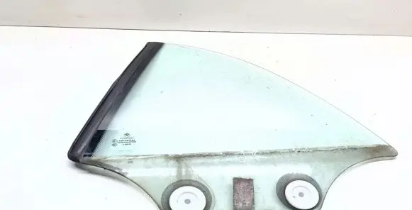 BMW 1 E82 E88 Side middle window/glass E143R001582 43R001582